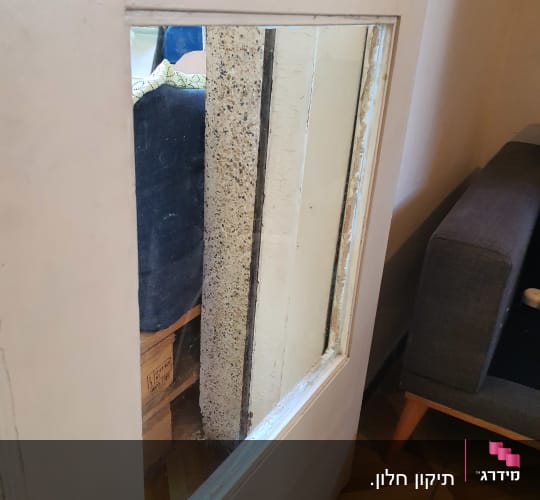 זכוכית בדלת עץ עם מסגרת לבנה